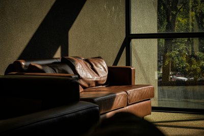 Het kiezen van de perfecte bank voor jouw woonkamer
